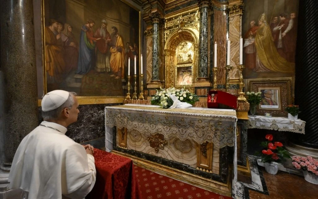 El Papa León XIV reza ante el famoso icono del Santuario de la Madre del Buen Consejo en Genazzano, Italia, el sábado 10 de mayo de 2025. | Crédito: Vatican Media.