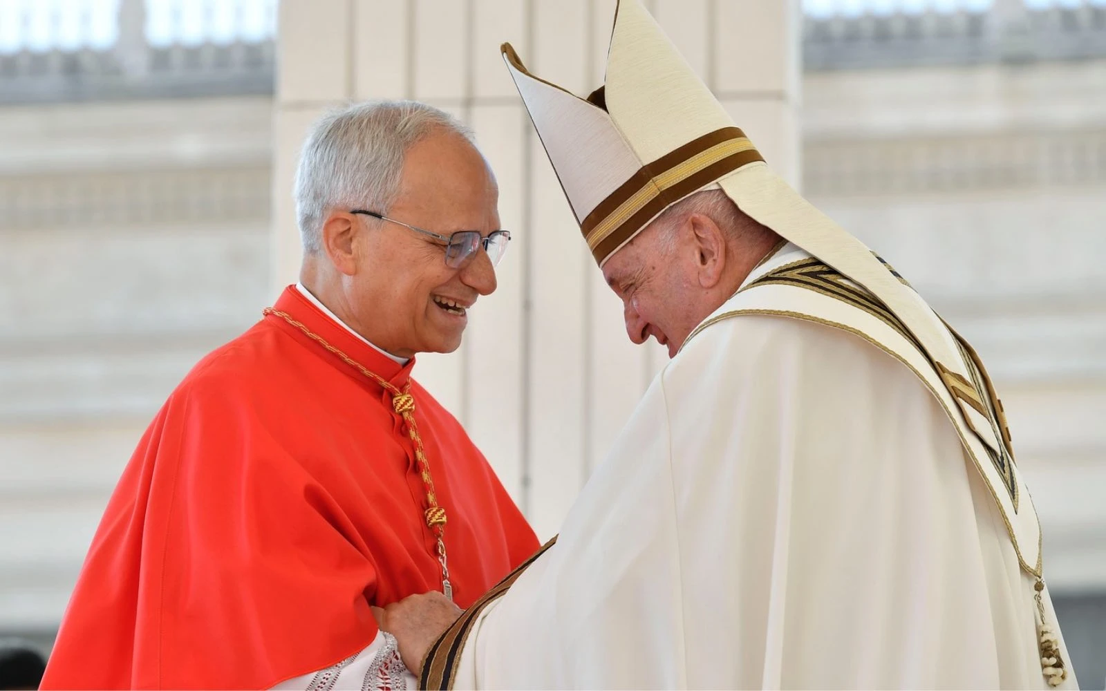 El alegre saludo del Papa Francisco con el entonces neocardenal Robert Prevost —hoy Papa León XIV—, el 30 de septiembre de 2023. | Crédito: Vatican Media.