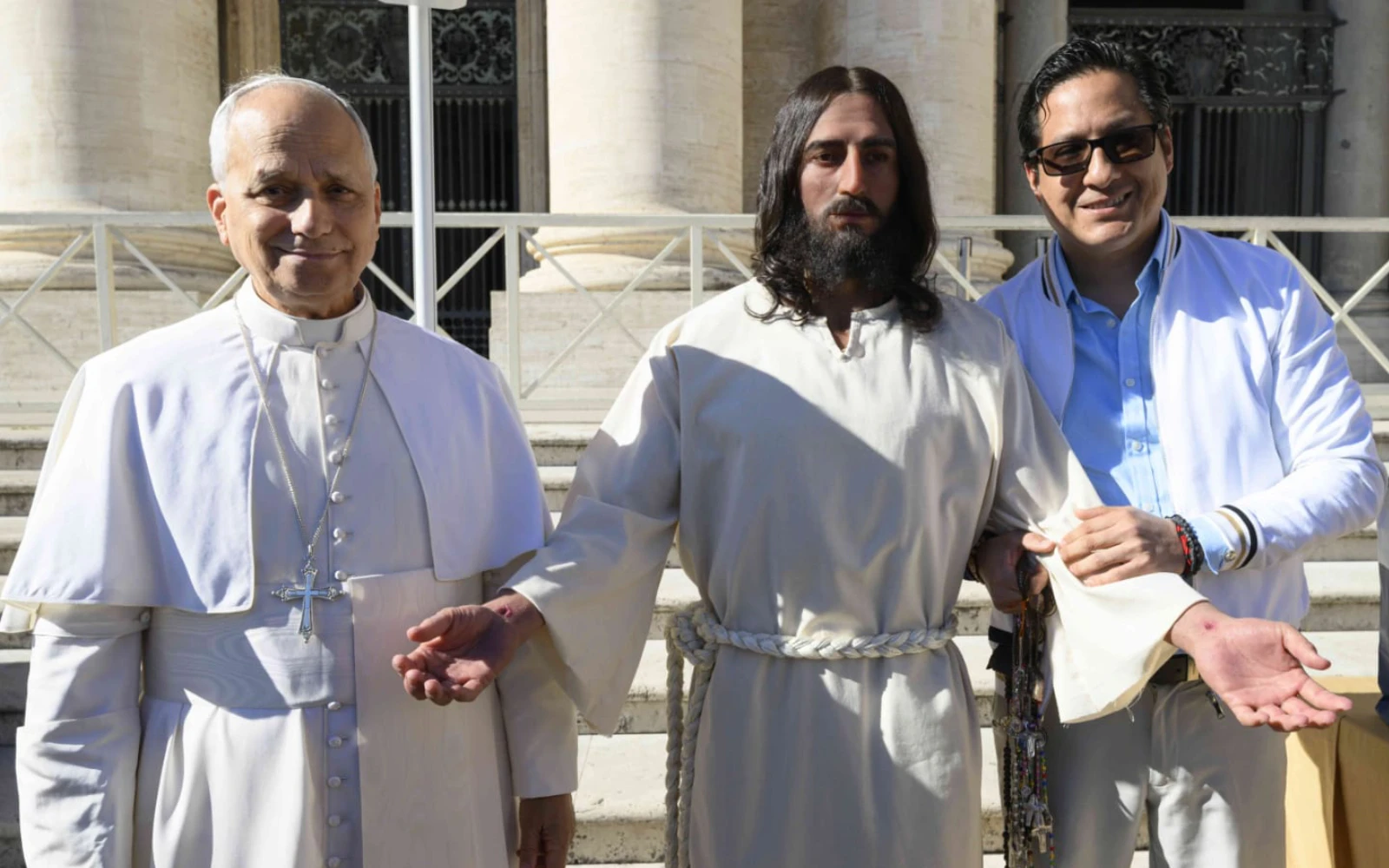 El Papa León XIV junto a Walt Wizard y su estatuta hiperrealista “Jesús Resucitado”. | Crédito: Cortesía de Walt Wizard - Vatican Media