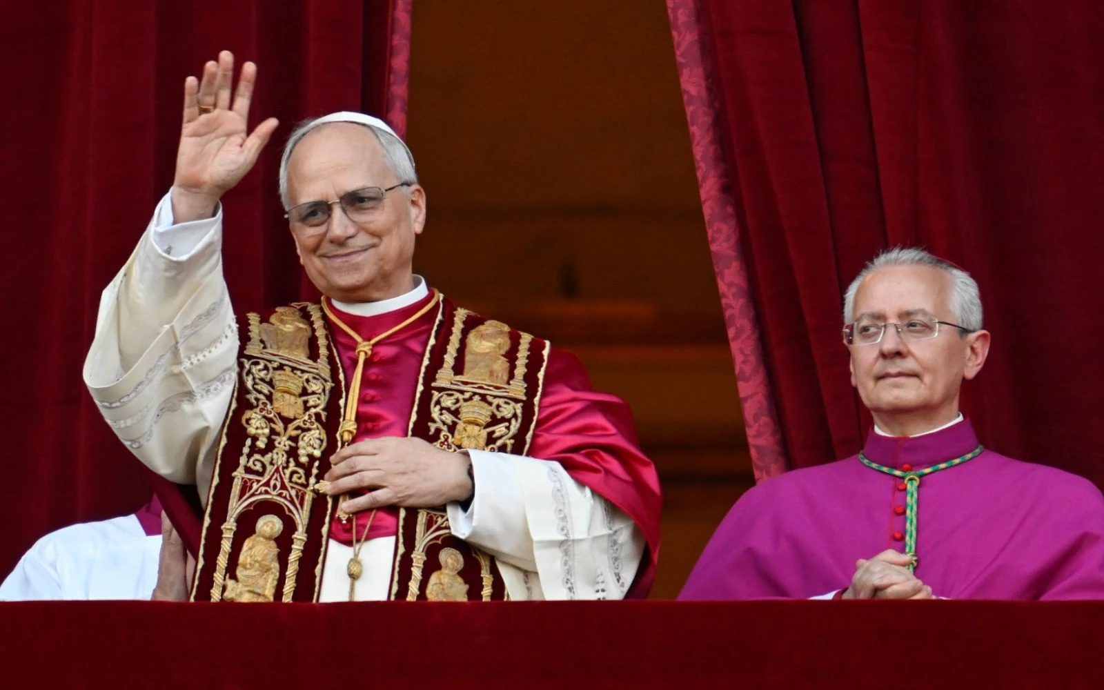 El Papa León XIV, asomado al balcón central de la Basílica de San Pedro | Crédito: Vatican Media