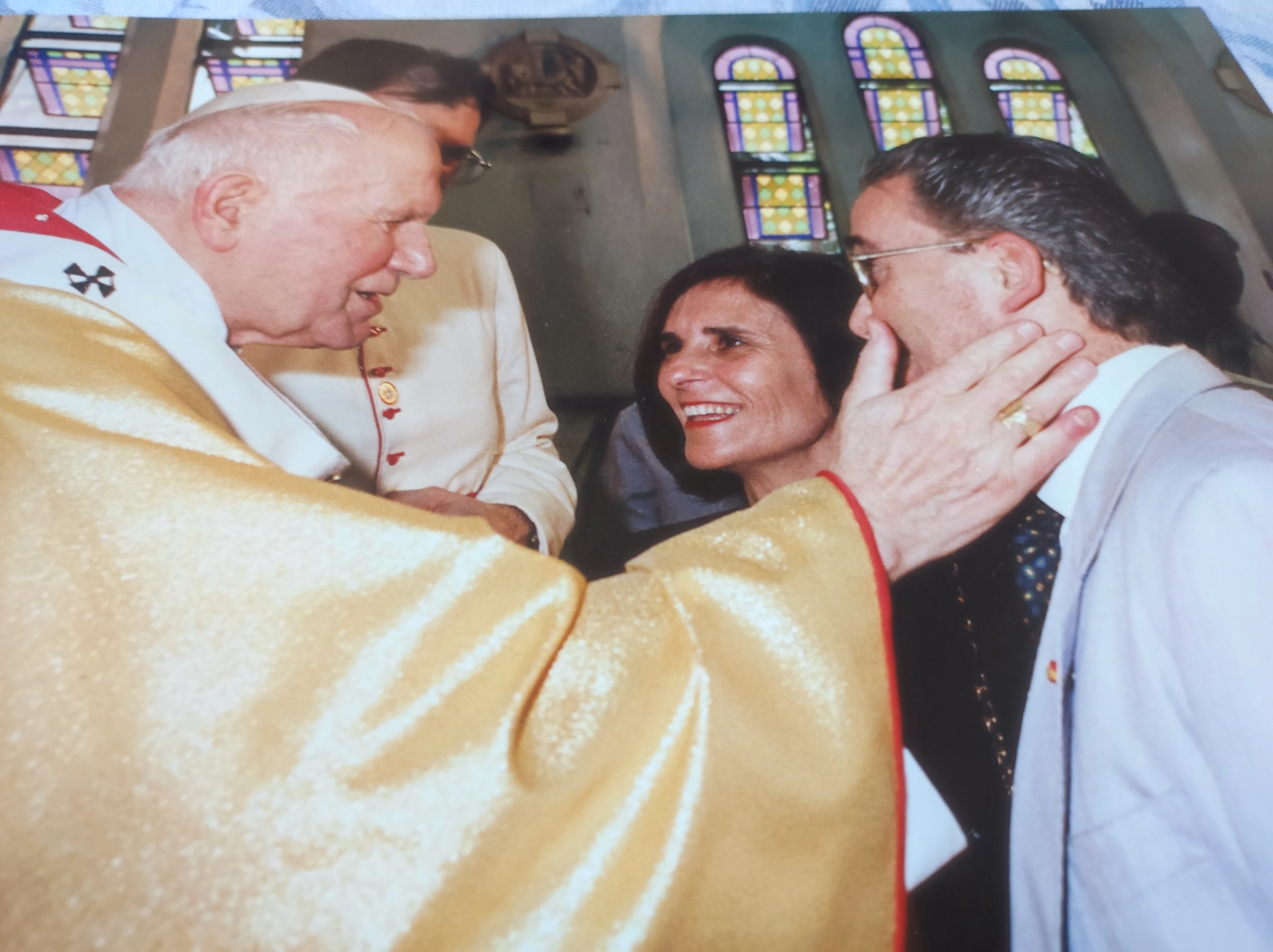 Carriquiry y su mujer con san Juan Pablo II. Crédito: Cortesía Carriquiry album familiar