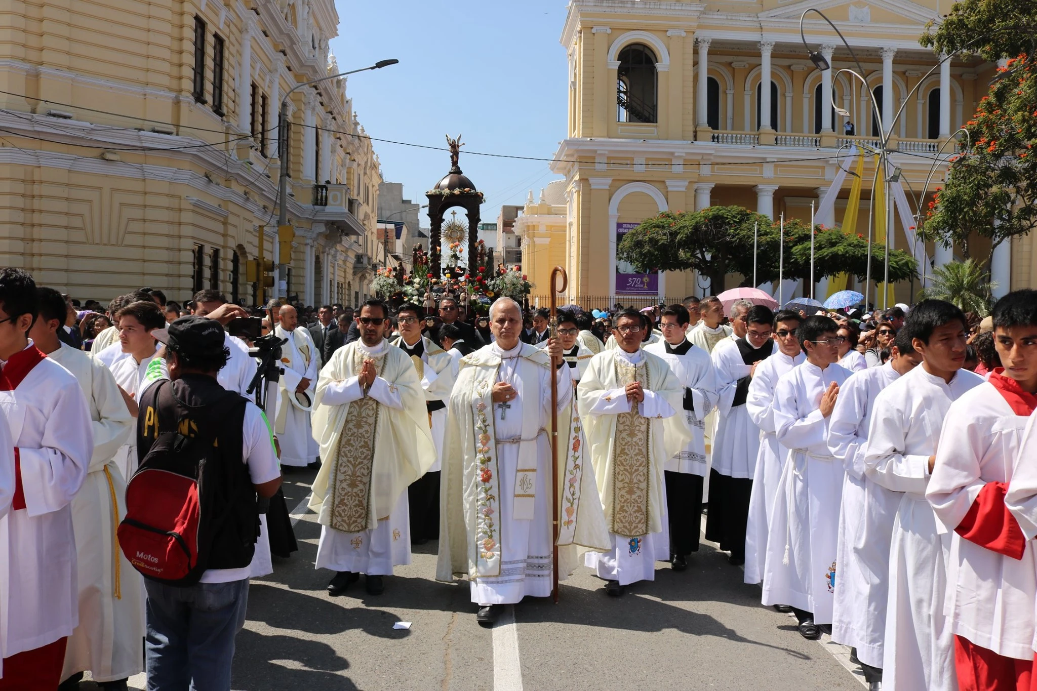 Mons. Robert Prevost (hoy Papa León XIV) durante la solemnidad del Corpus Christi 2019, en Chiclayo, Perú. Crédito: Cortesía de la Diócesis de Chiclayo.