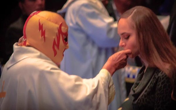 Friar Storm distributes Communion at a Mass he celebrated in the ring at Arena México. | Credit: Edgar Rosas/La Cavernaria, Conversando la Lucha