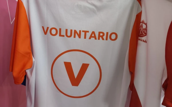 Volunteer T-shirt for Pope Leo XIV’s visit to Spain. | Credit: Nicolás de Cárdenas/ACI Prensa