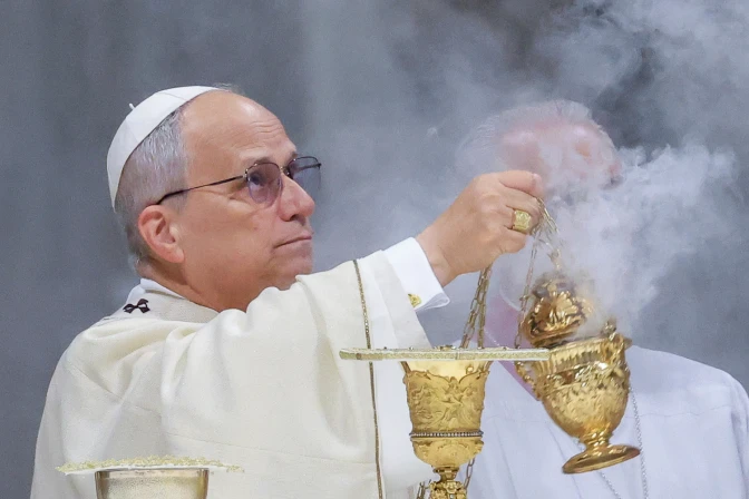 How does Pope Leo pray?