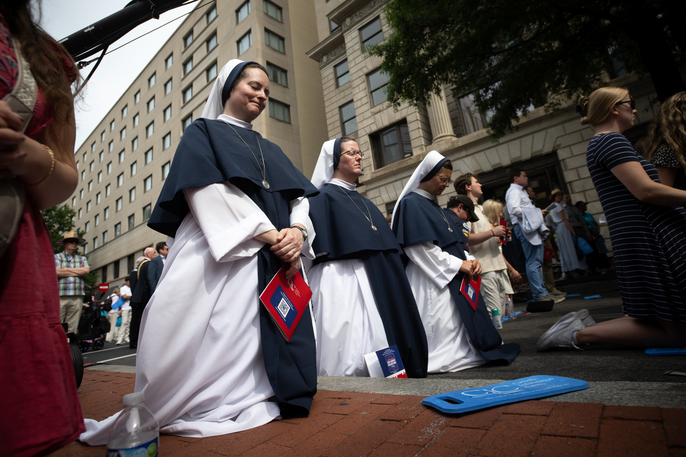 Religious sisters pray during a Eucharistic procession in Washington, D.C., June 6, 2026. Approximately 1,000 pilgrims processed through downtown Washington carrying the Blessed Sacrament. | Credit: Jeff Bruno / EWTN News