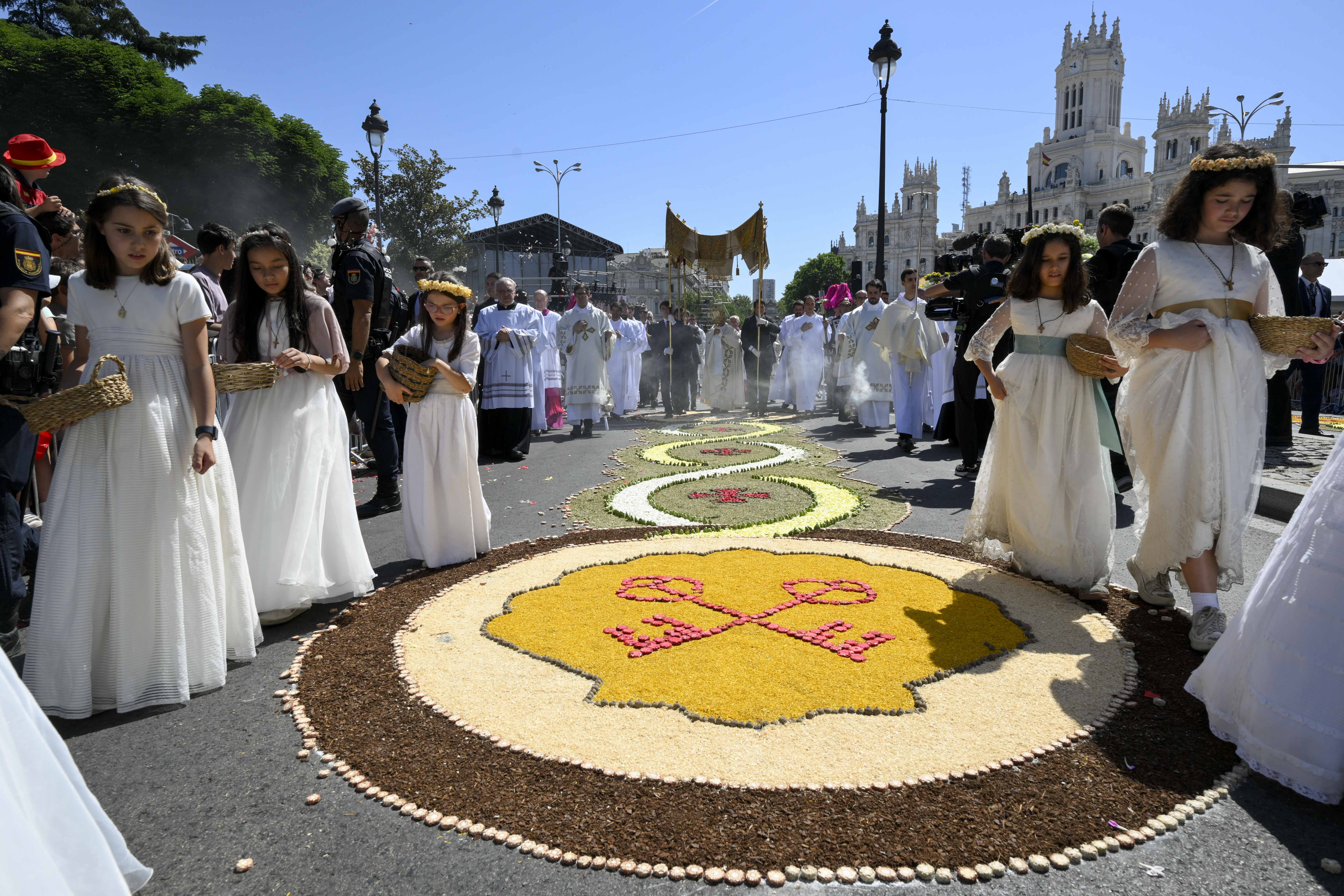 Young flower girls surround Pope Leo XIV during a Eucharistic procession at the Plaza de Cibeles in Madrid, June 7, 2026. The Holy Father said Mass in the historic plaza on the feast of Corpus Christi. | Credit: Vatican Media