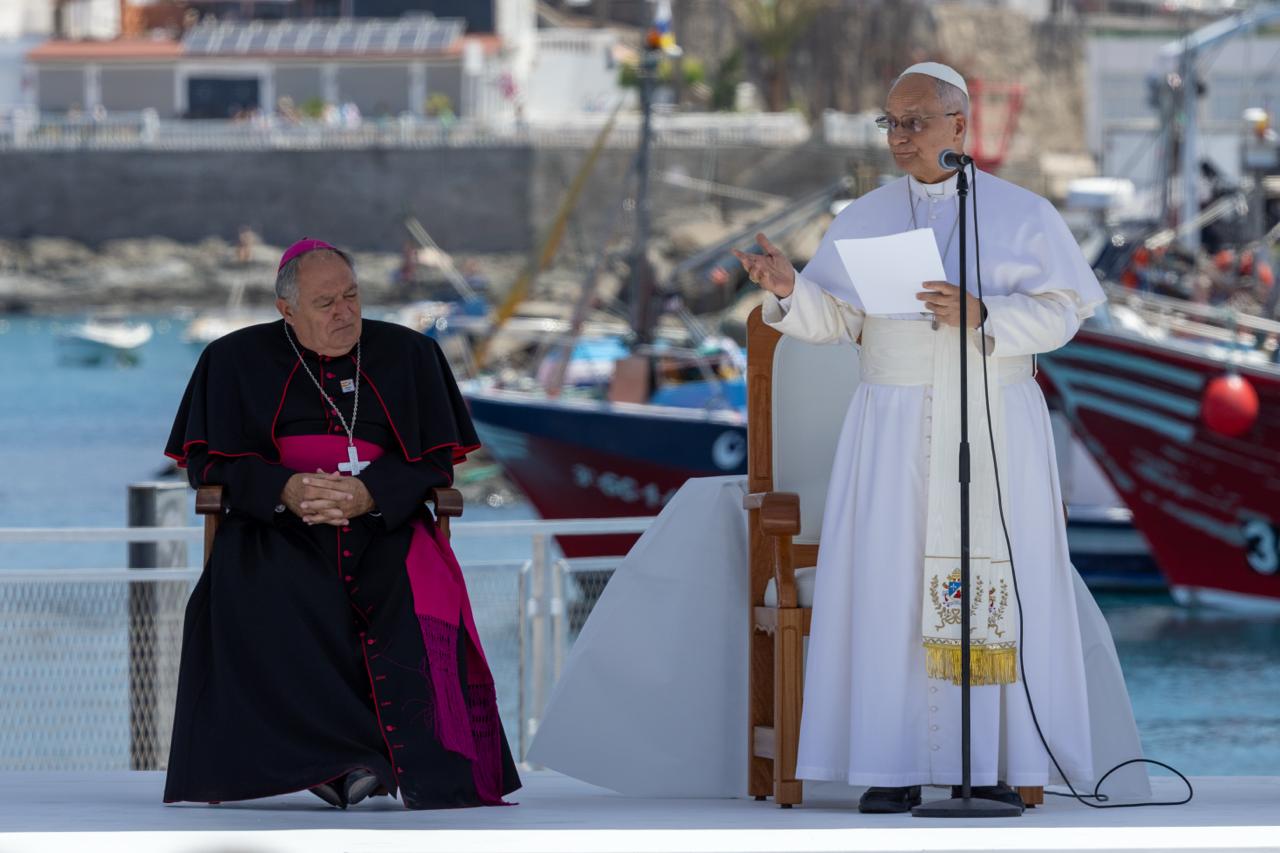 Il-Papa Ljun XIV mal-Isqof José Mazuelos Pérez tal-Gżejjer Kanarji, Spanja, f’Arguineguín, il-Gżejjer Kanarji, fil-11 ta’ Ġunju 2026. | Kreditu: Daniel Ibáñez/EWTN