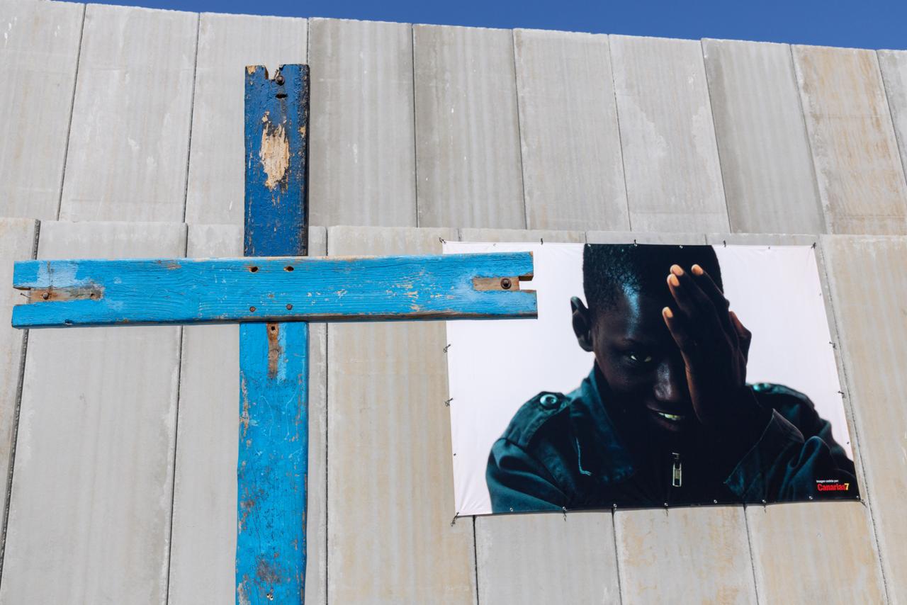 Salib magħmul mill-injam ta’ dgħajsa ta’ migranti nawfragati ġie mbierek mill-Papa Ljun XIV fil-port ta’ Arguineguín, il-Gżejjer Kanarji, Spanja, fil-11 ta’ Ġunju 2026. | Kreditu: Daniel Ibáñez/EWTN