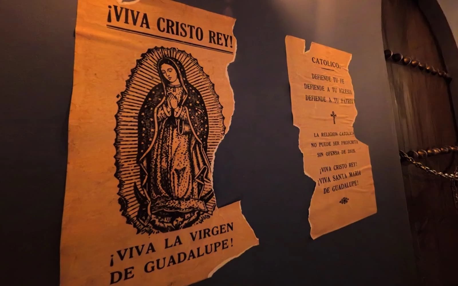 Reproducciones de propaganda utilizada durante la Guerra Cristera forman parte de la exposición “Cuando la fe desafió al poder”, presentada en el Museo UPAEP de Puebla. | Crédito: David Ramos/EWTN News.
