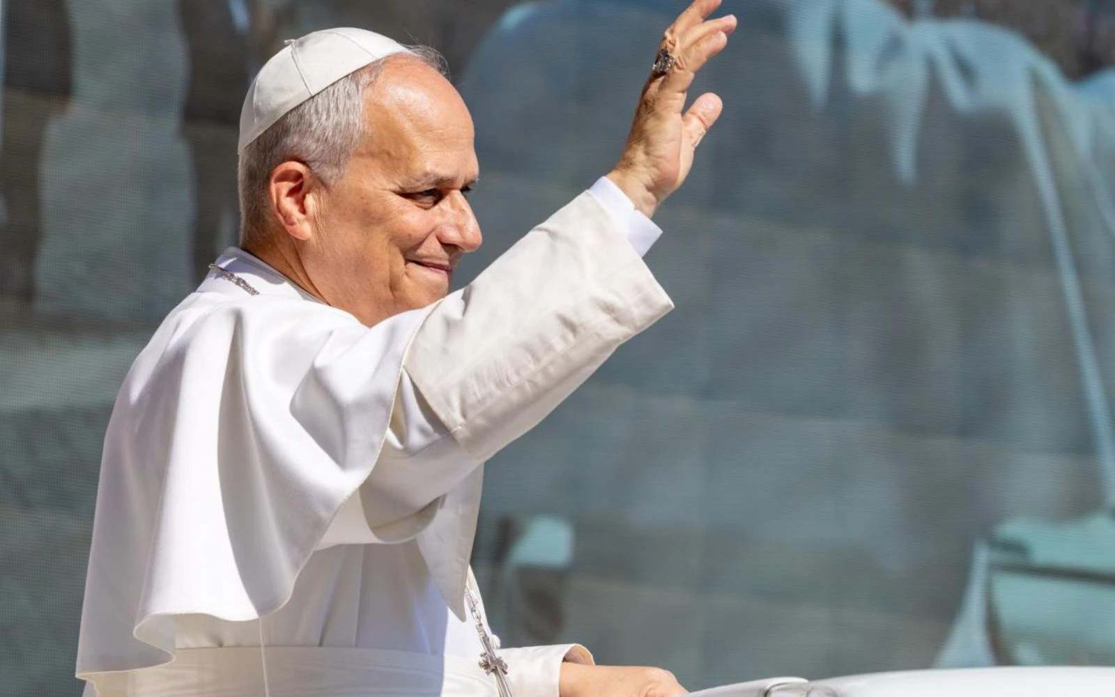 Original: El Papa saluda a los peregrinos en la plaza de San Pedro del Vaticano. | Crédito: Daniel Ibañez/EWTN News.