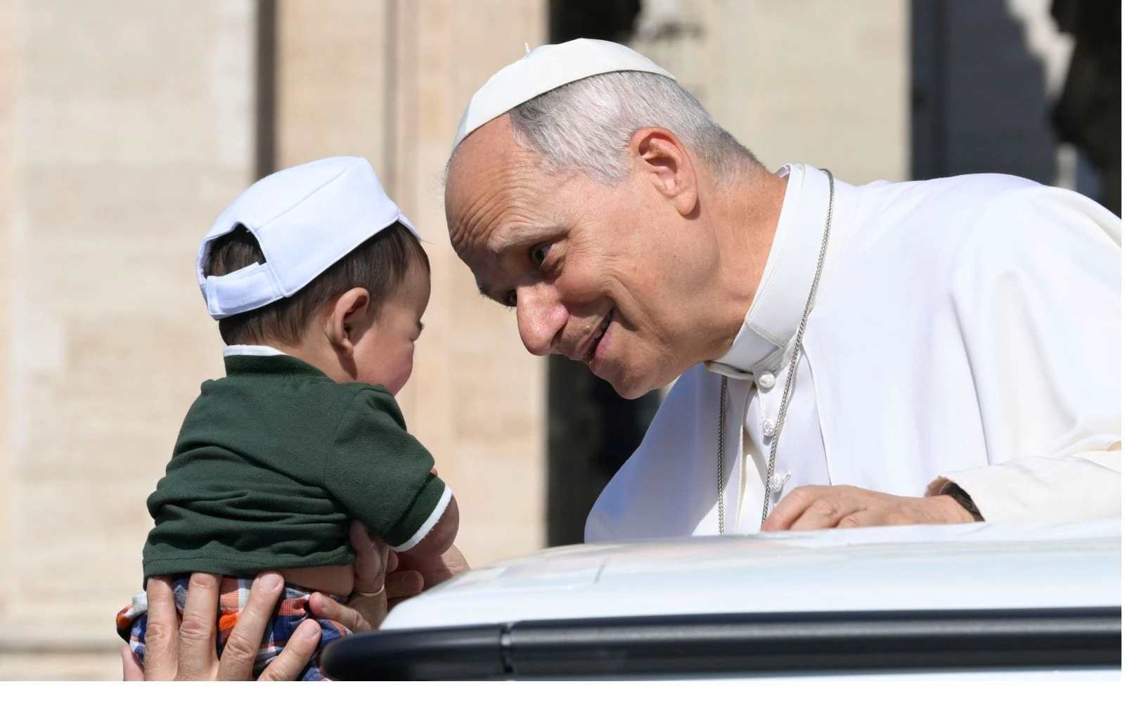 El Papa con un niño en una Audiencia General en la plaza de San Pedro del Vaticano| Crédito: Vatican Media