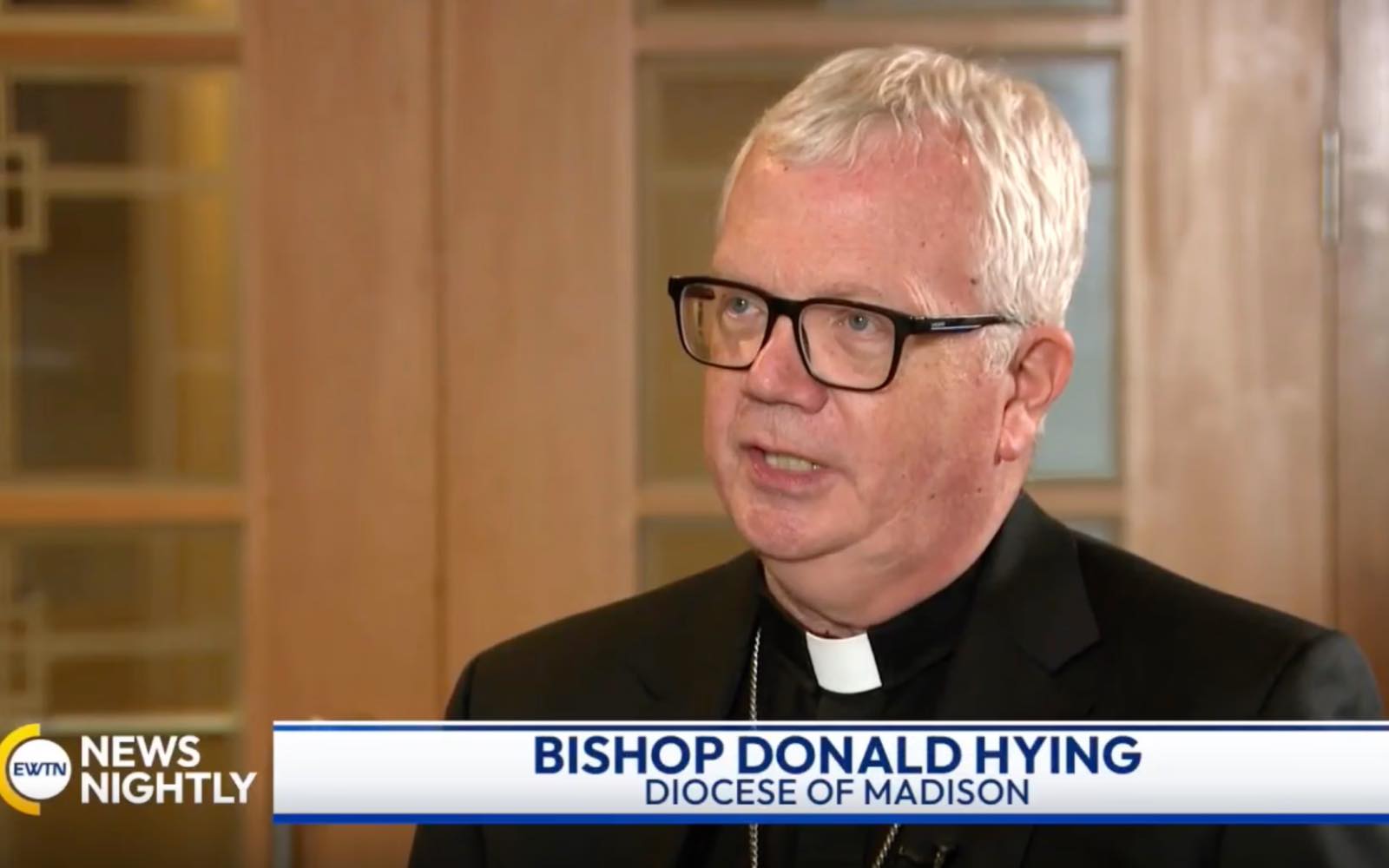 El obispo Donald Hying instruyó a los católicos a “abstenerse de asistir a Misa en cualquier capilla de la FSSPX”. | Crédito: EWTN News Nightly/Captura de pantalla.