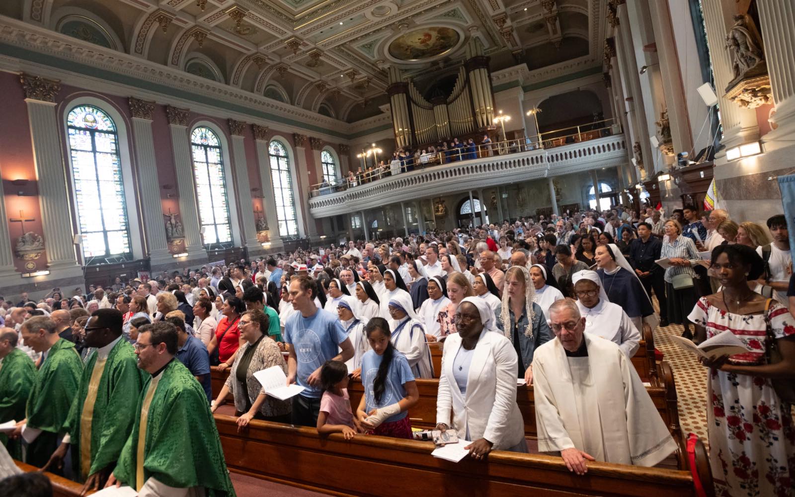 Sacerdotes, religiosas y peregrinos permanecen dentro del Santuario Nacional de San John Neumann tras la procesión eucarística por Filadelfia, el domingo 5 de julio de 2026. | Crédito: Jeffrey Bruno.