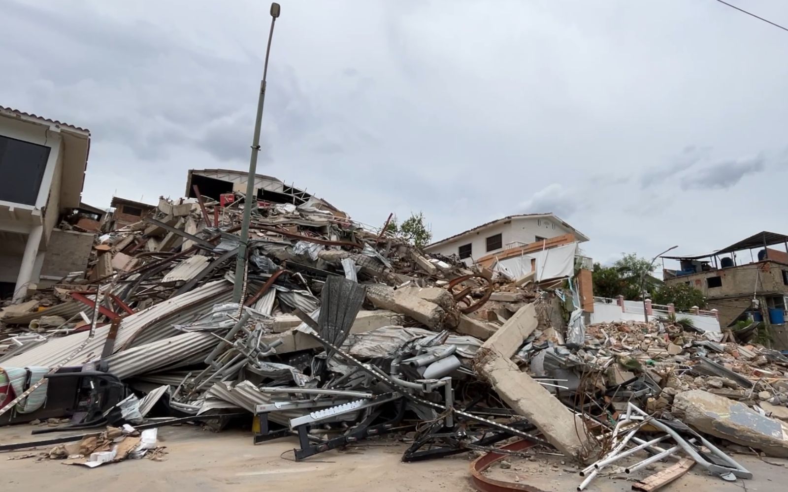 Restos del Hotel Chipi's Beach en Playa Grande, de donde Kamar logró salir con vida. | Crédito: Andrés Henríquez/EWTN.