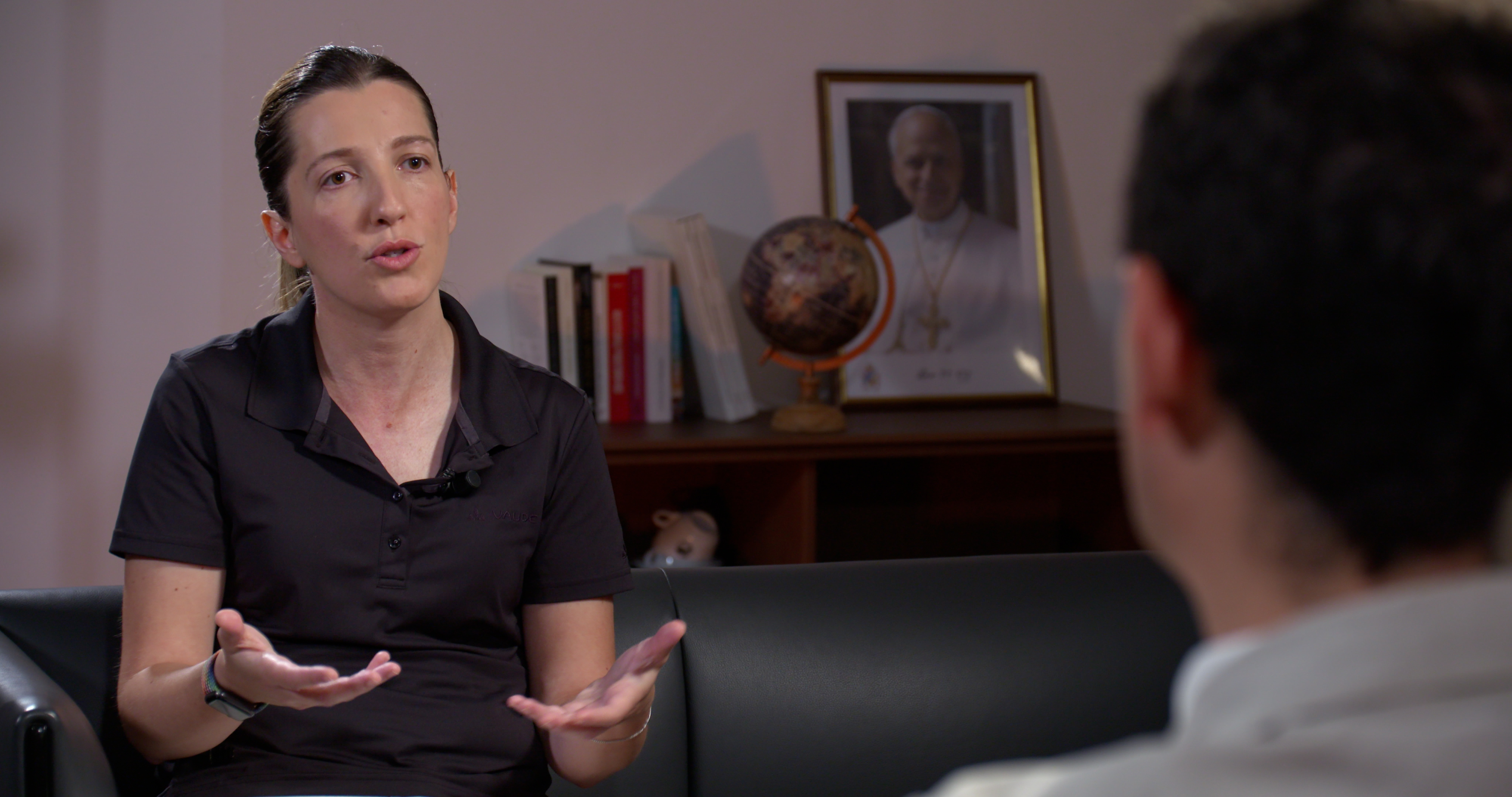 Claudia Giampietro, canonista italiana que trabaja en la Pontificia Comisión para la Protección de Menores (PCPM), durante la entrevista el 1 de julio. Crédito: EWTN Noticias