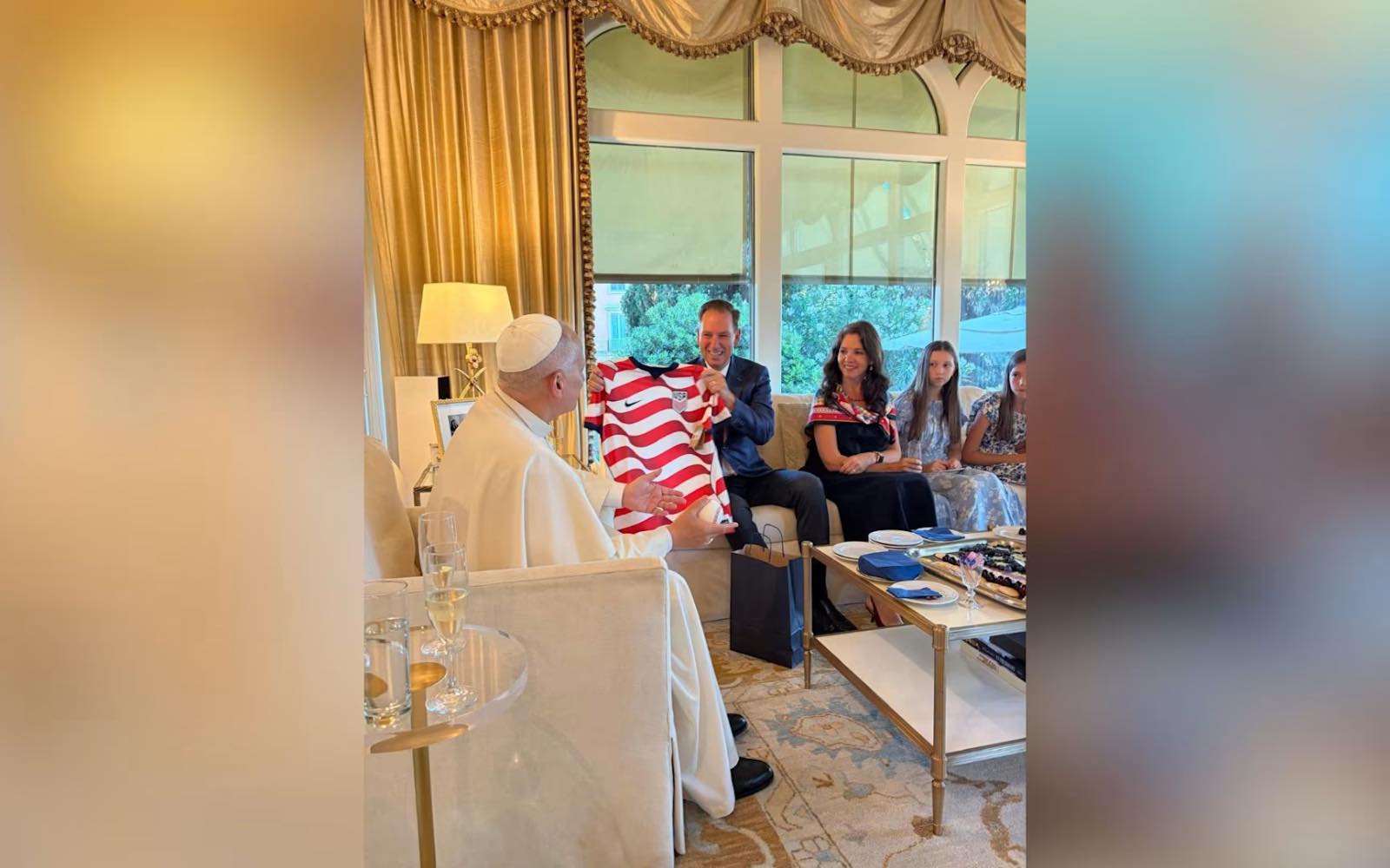 El Papa León XIV con el embajador de Estados Unidos, Brian Burch, y su familia en la residencia del embajador en Roma el 4 de julio de 2026. | Crédito: Embajada de Estados Unidos ante la Santa Sede.