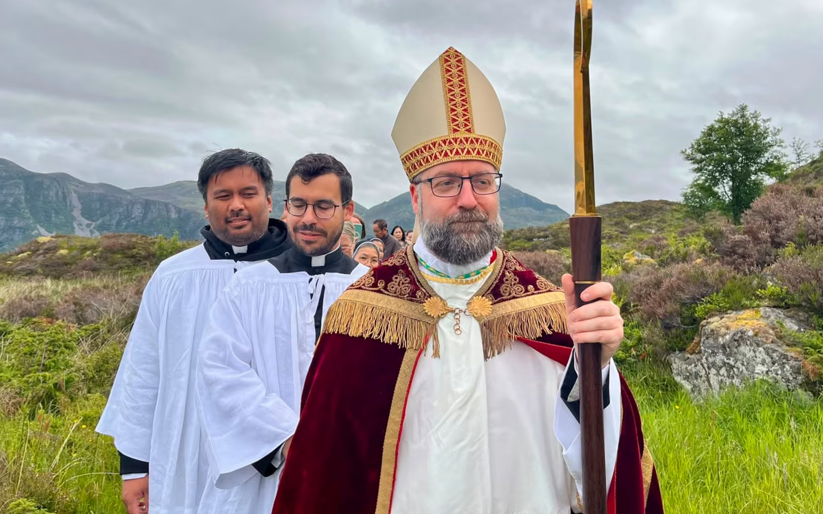 El Obispo Fredrik Hansen de Oslo procesiona durante la peregrinación anual a Santa Sunniva en la isla de Selja, Noruega, el 8 de julio de 2026. | Crédito: Marta Wade/katolsk.no