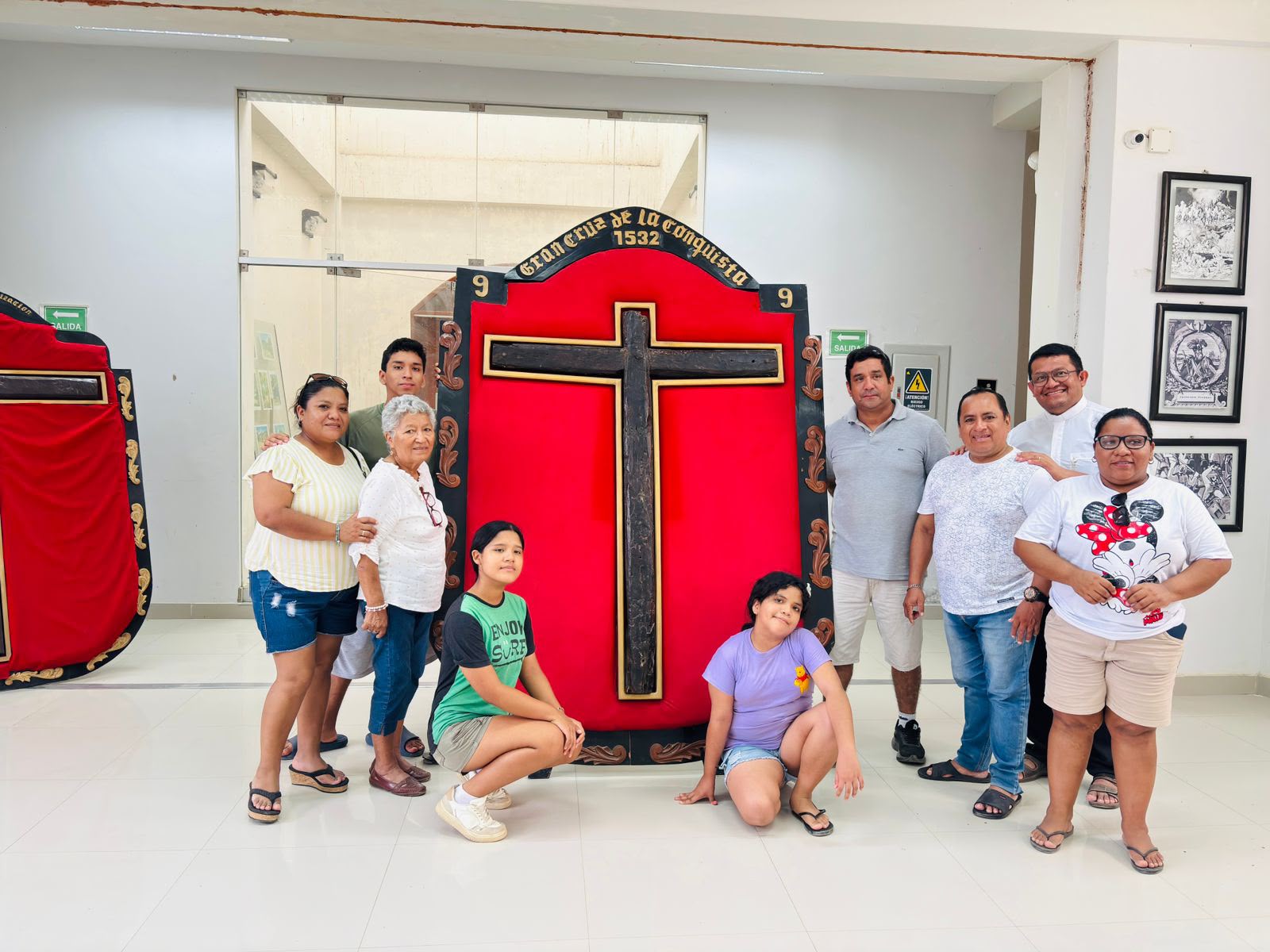 Peregrinación guiada por el sacerdote peruano hacia la Cruz con un grupo de fieles. Crédito: Cortesía del Juan Carlos Silva Yacila.