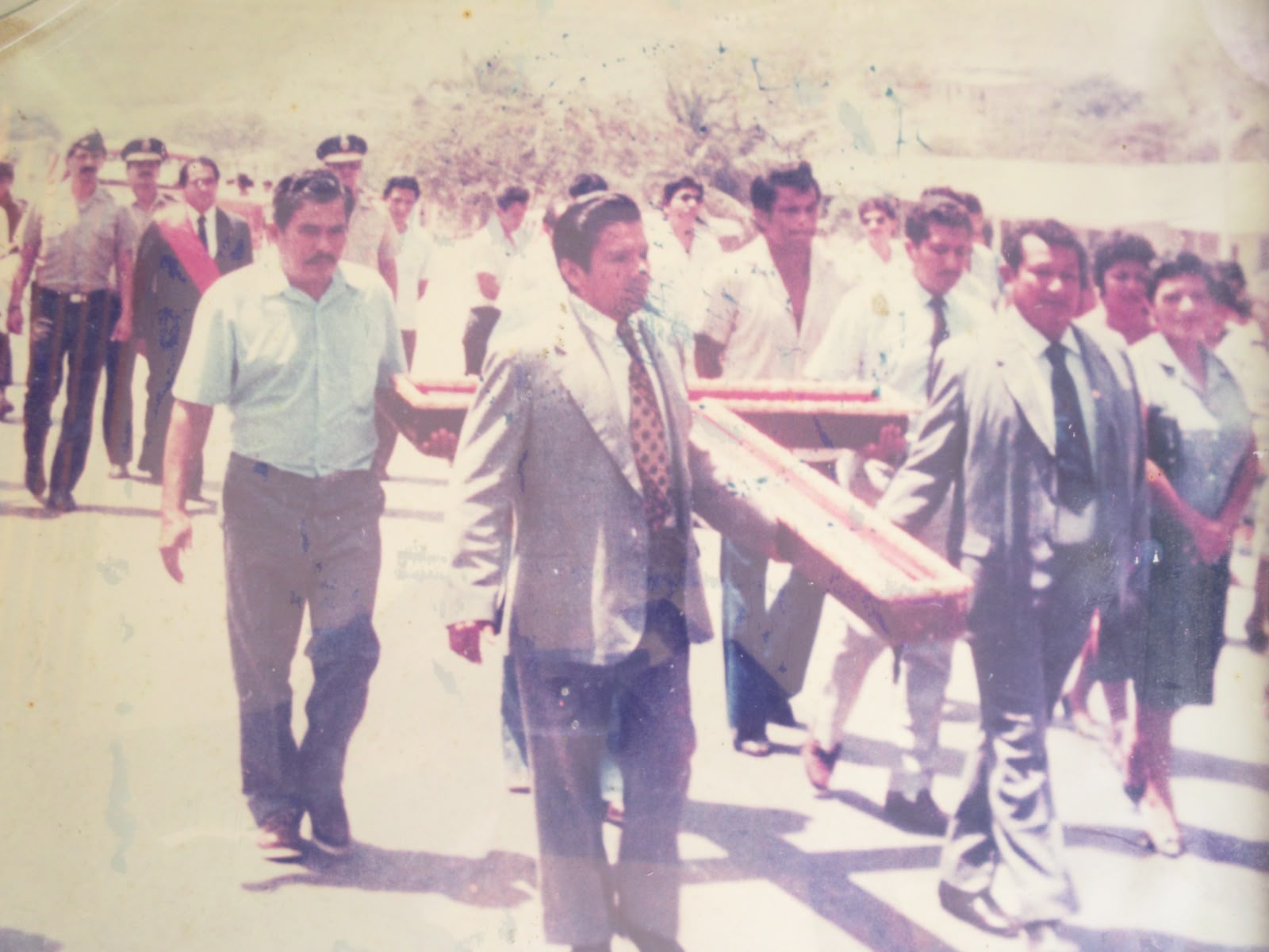 Retorno de la Cruz de la Conquista al Distrito de La Cruz en Tumbes en 1990, después de 148 años. Crédito: Cortesía del Juan Carlos Silva Yacila.