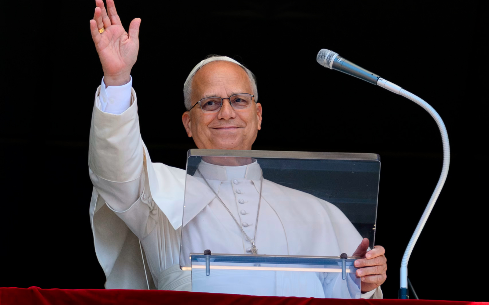 El Papa León XIV saluda a los peregrinos reunidos en la Plaza de San Pedro en el Vaticano el 5 de julio de 2026. | Crédito: Vatican Media