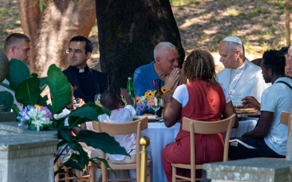 Almuerzo del Papa con 200 personas pobres en Castel Gandolfo. Crédito: Daniel Ibáñez / EWTN News.