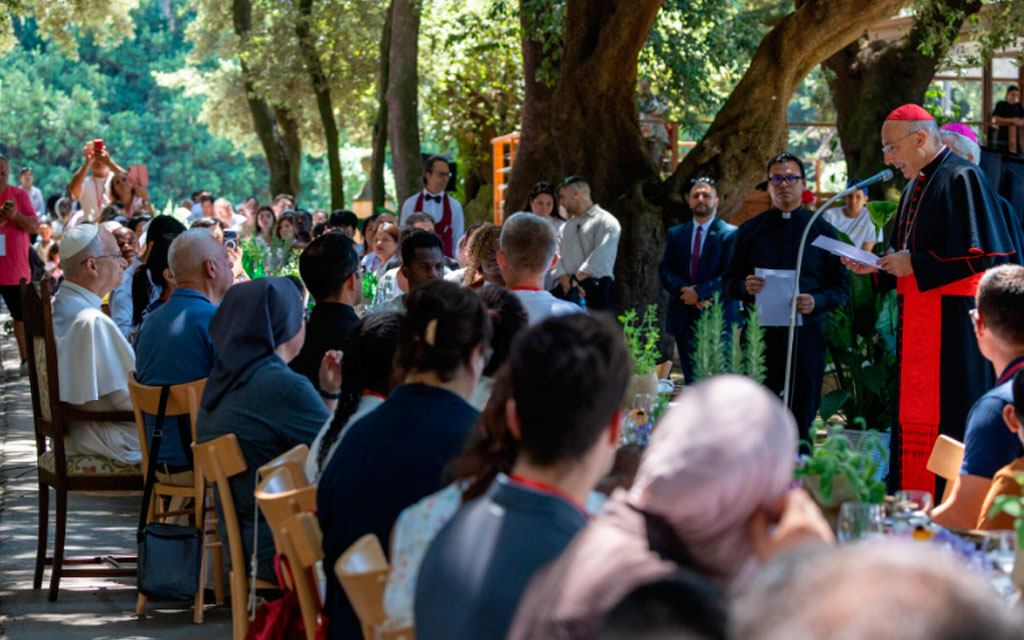 Almuerzo del Papa con 200 personas pobres en Castel Gandolfo. Crédito: Daniel Ibáñez / EWTN News.