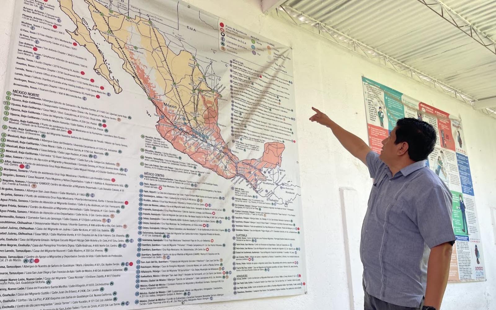 El P. Alberto Vivar León muestra un mapa de la red de albergues para migrantes en México durante una entrevista con ACI Prensa en Puebla. | Crédito: David Ramos/EWTN News.