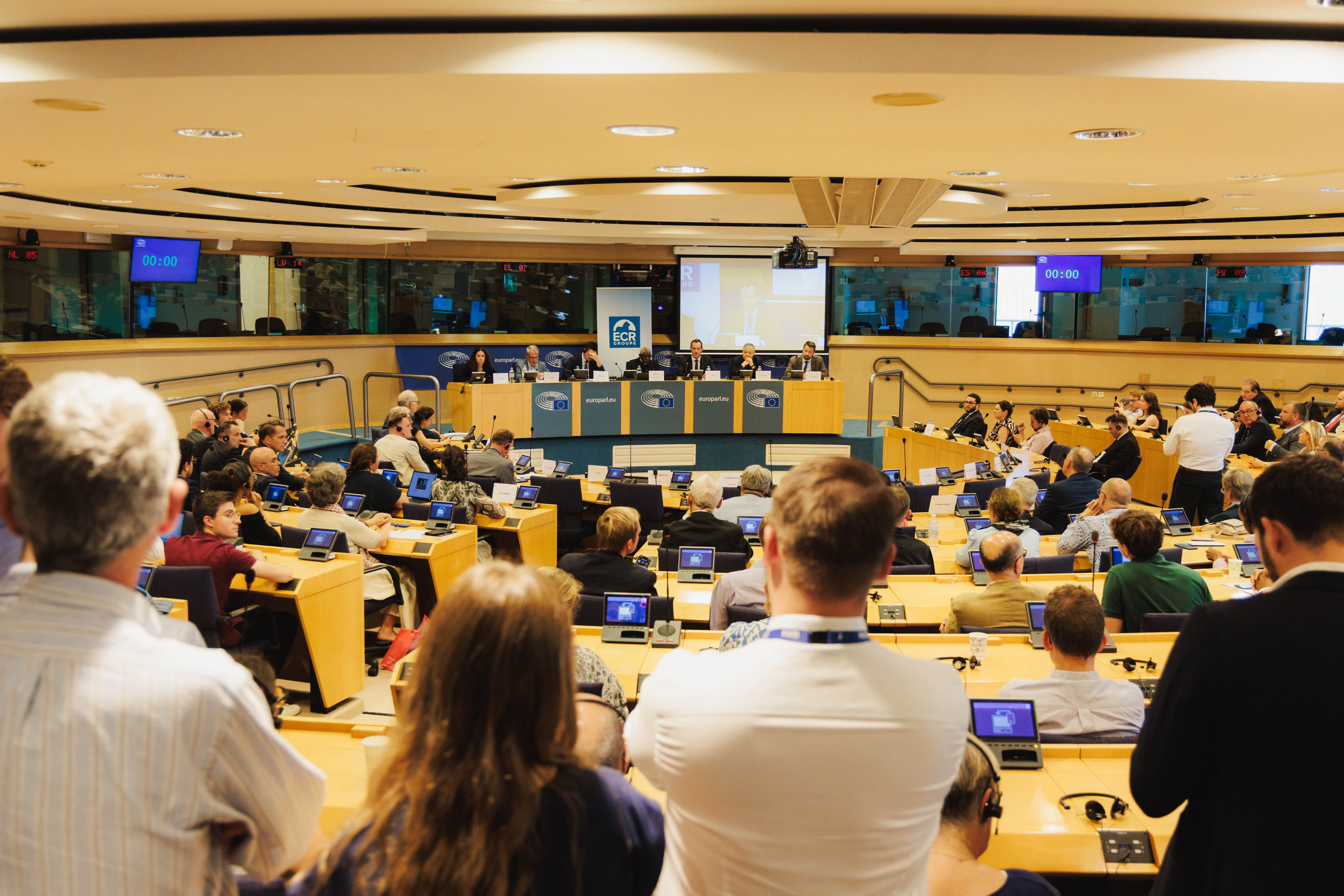 A view of the hearing room during the discussion 