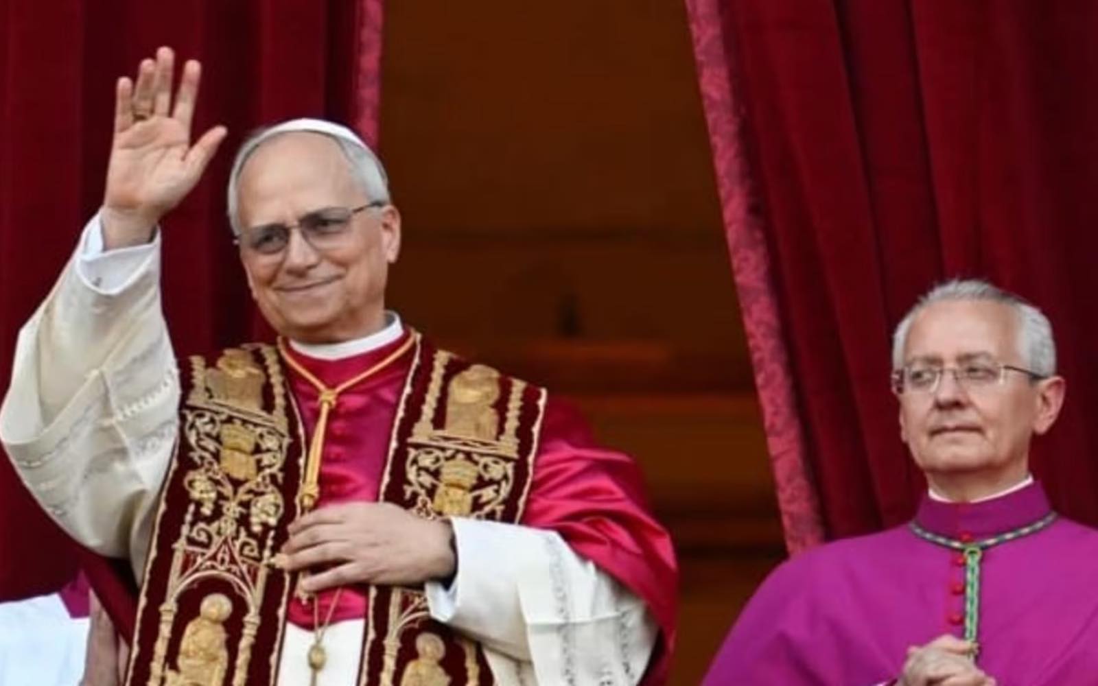 El Papa León XIV bendice desde el balcón central de la Basílica de San Pedro tras su elección el 8 de mayo de 2025. | Crédito: Vatican Media.