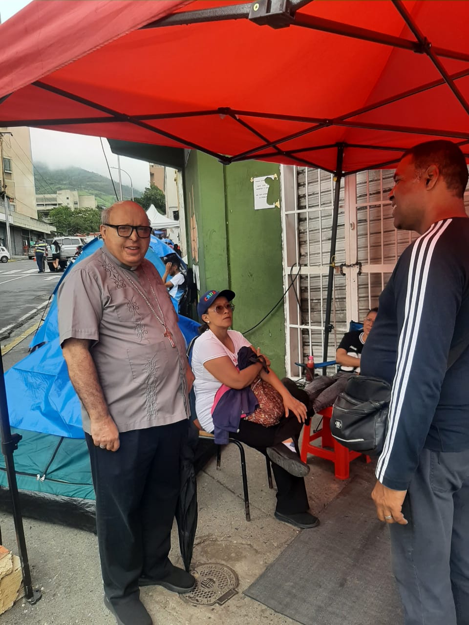 Mons. Carlos Márquez, obispo auxiliar de Caracas, acompañando a personas damnificadas después de los terremotos. | Crédito: Cortesía de Mons. Carlos Márquez.