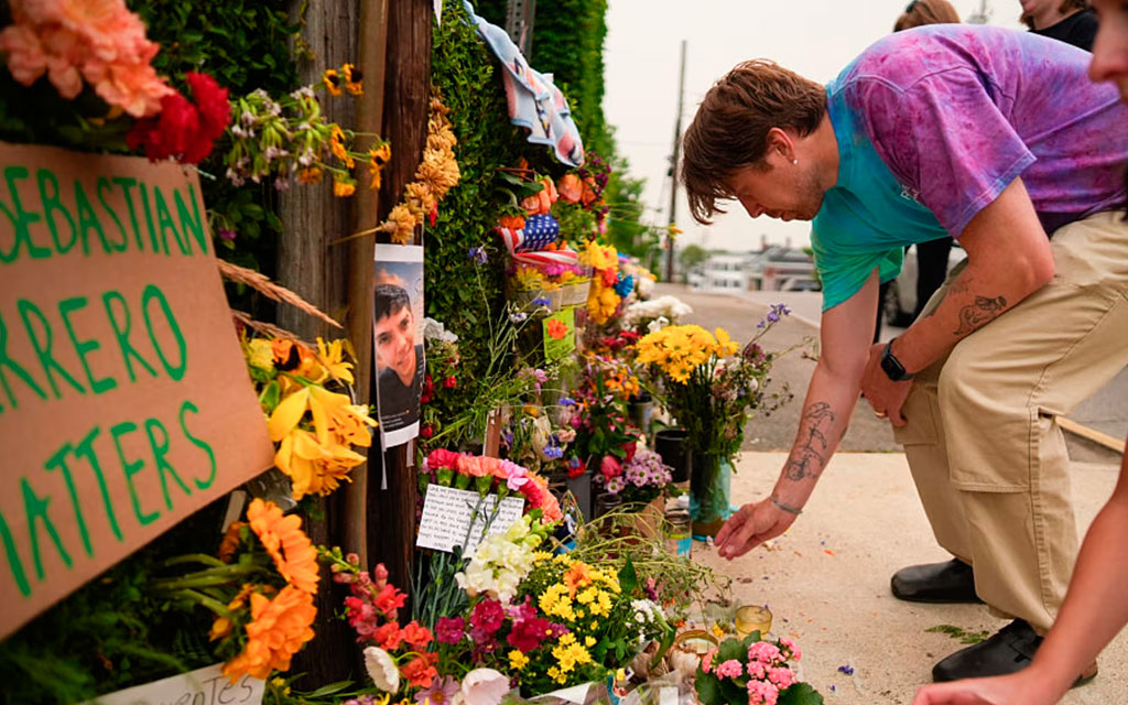 Varias personas colocan velas en un monumento improvisado en memoria de Johan Sebastián Durán Guerrero, un inmigrante colombiano de 26 años que fue asesinado a tiros por agentes del Servicio de Inmigr...