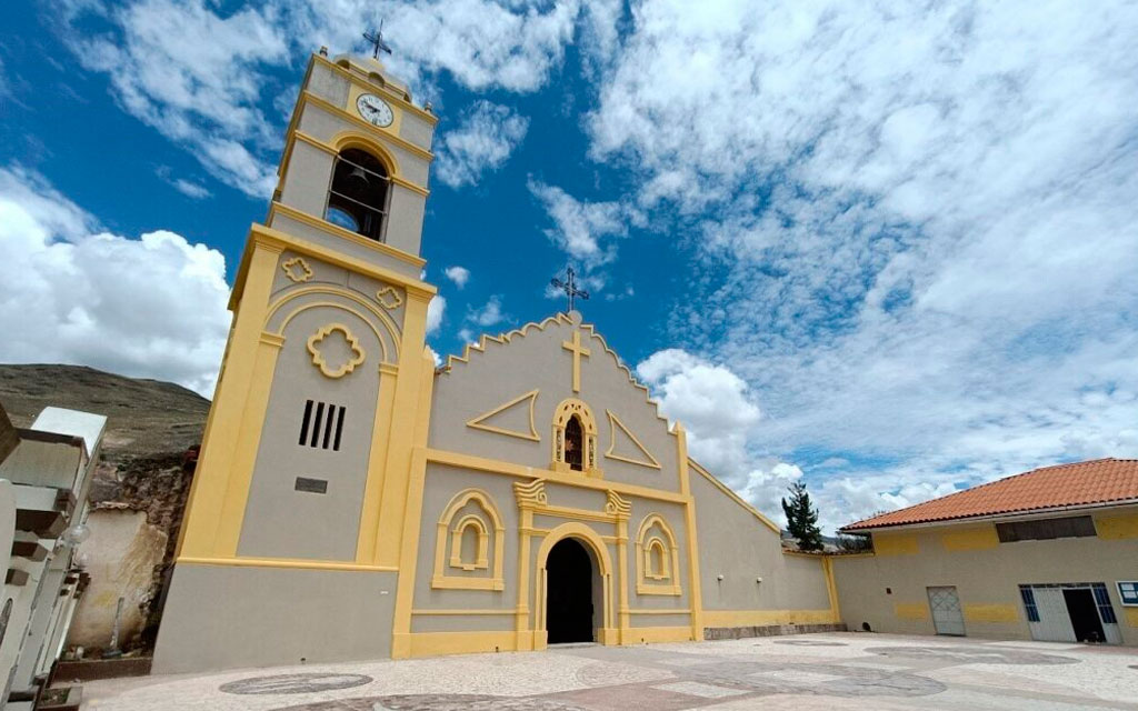 Earthquake in Peru: statue of Mary untouched as church roof caves in