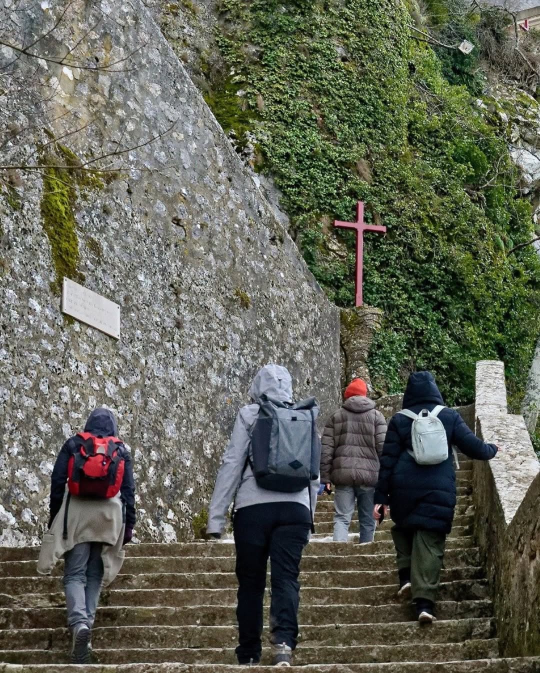 Peregrinos subiendo al Santuario de Sainte-Baume en 2025. Crédito: Santuario de Sainte-Baume