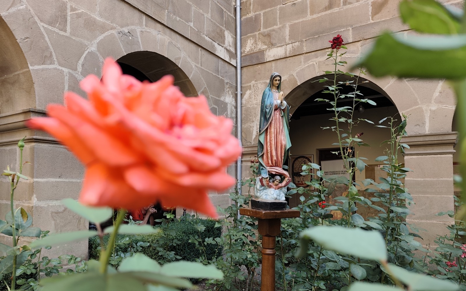 Imagen de la Virgen de Guadalupe, entre rosas, en el claustro del santuario de Santo Toribio de Liébana (España) |Crédito: Nicolás de Cárdenas / ACI Prensa.