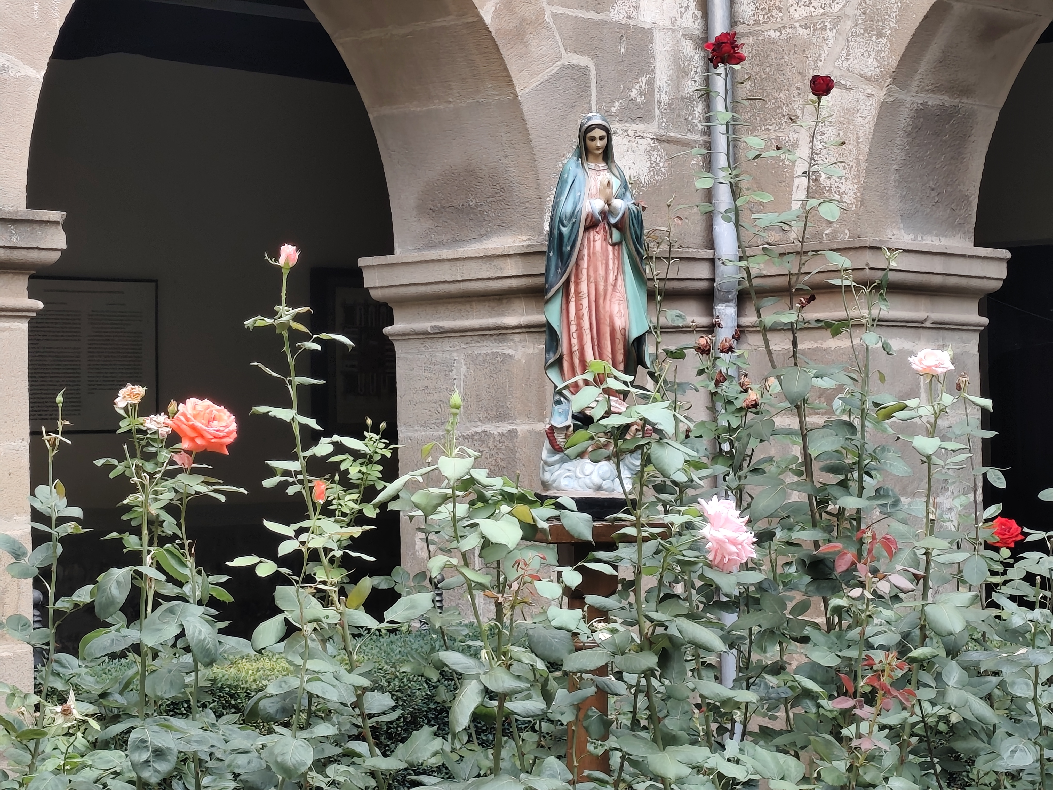 La Virgen de Guadalupe, entre rosas en el monasterio de Santo toribio de Liébana, en elclaustro contiguo a la capilla del lignum crucis. | Crédito: Nicolás de Cárdenas / ACI Prensa.