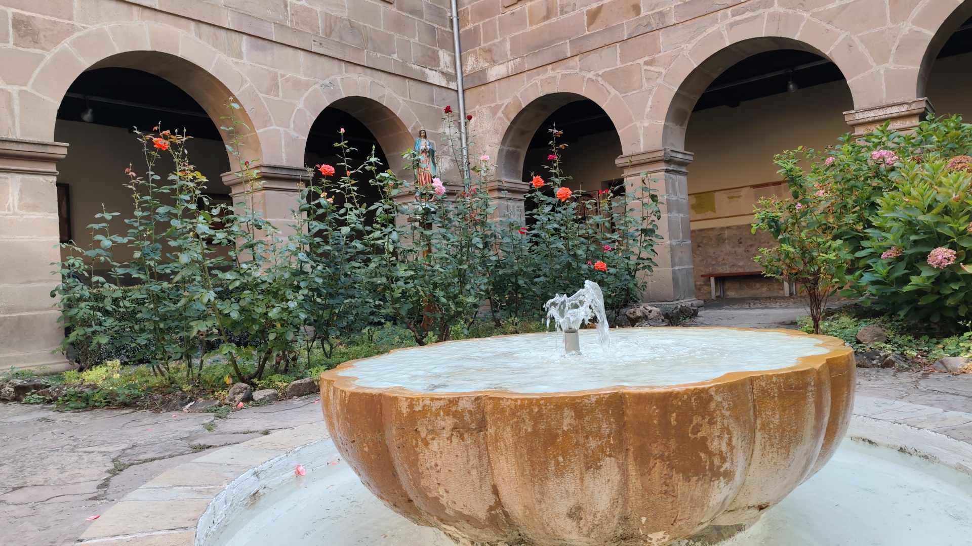 Los frailes han recuperado el flujo de agua en la fuente del claustro de Santo Toribio de Liébana (España) | Crédito: Nicolás de Cárdenas / ACI Prensa.