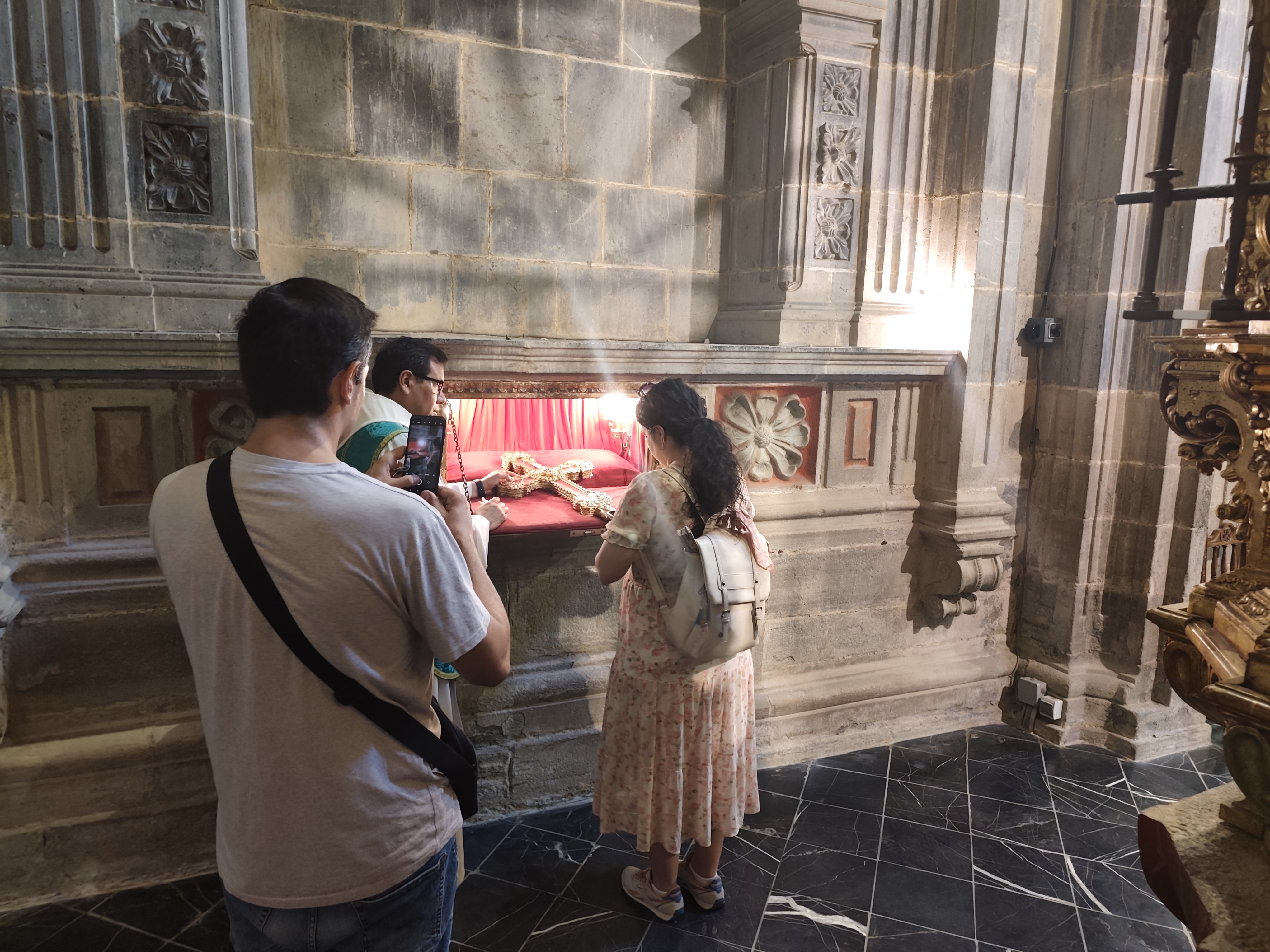 Peregrinos veneran el lignum crucis custodiado en Santo Toribio de Liébana (España) | Crédito: Nicolás de Cárdenas / ACI Prensa.