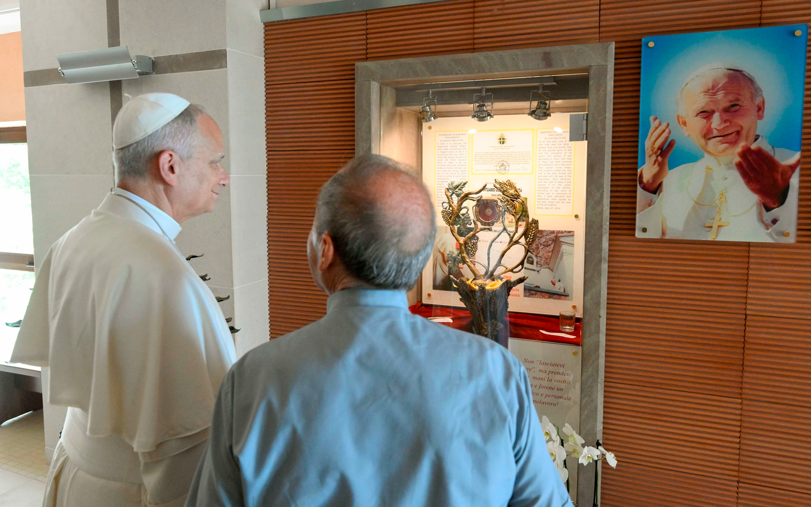 El Papa León XIV contempla un relicario de San Juan Pablo II en el Santuario de la Santísima Trinidad en Vallepietra (Italia) el 22 de julio de 2026. | Crédito: Vatican Media