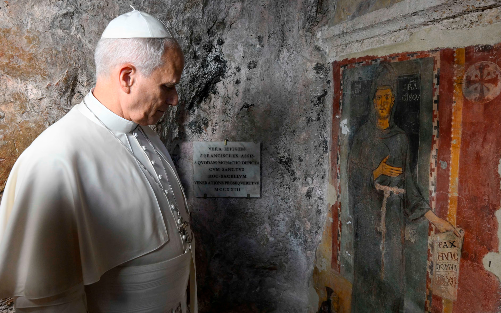 El Papa León XIV contempla el fresco más antiguo conocido de San Francisco de Asís durante su visita a la Abadía de San Benito en Subiaco (Italia), el 22 de julio de 2026. | Crédito: Vatican Media