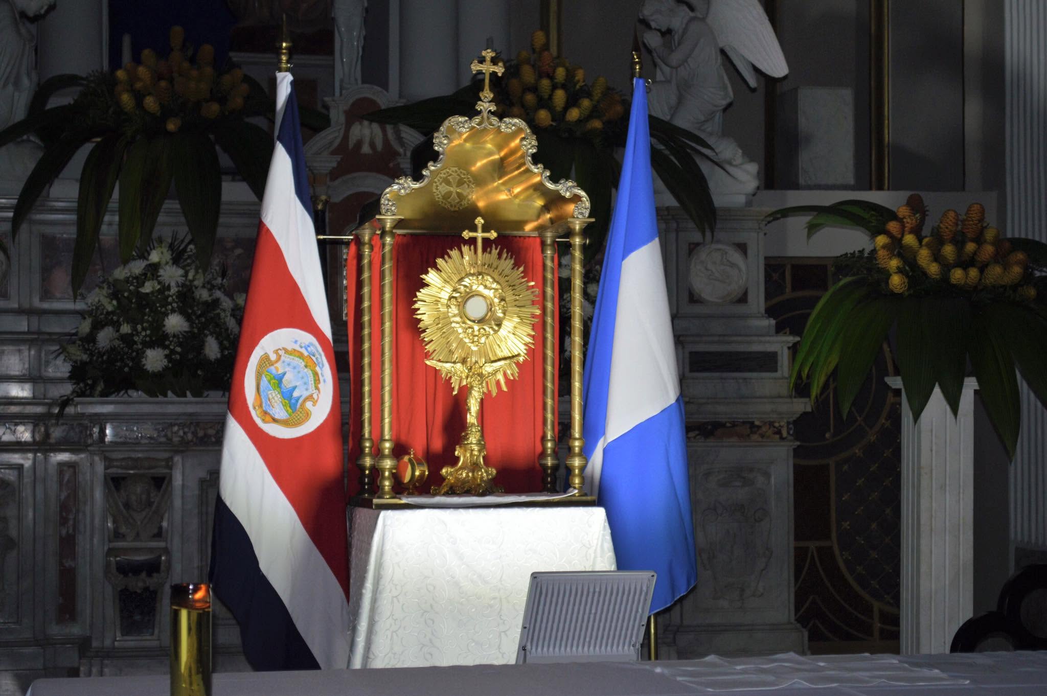 Jornada de oración por la paz en Nicaragua convocada en la Catedral de San José en Costa Rica, el 13 de julio de 2018. Crédito: Eco Católico.