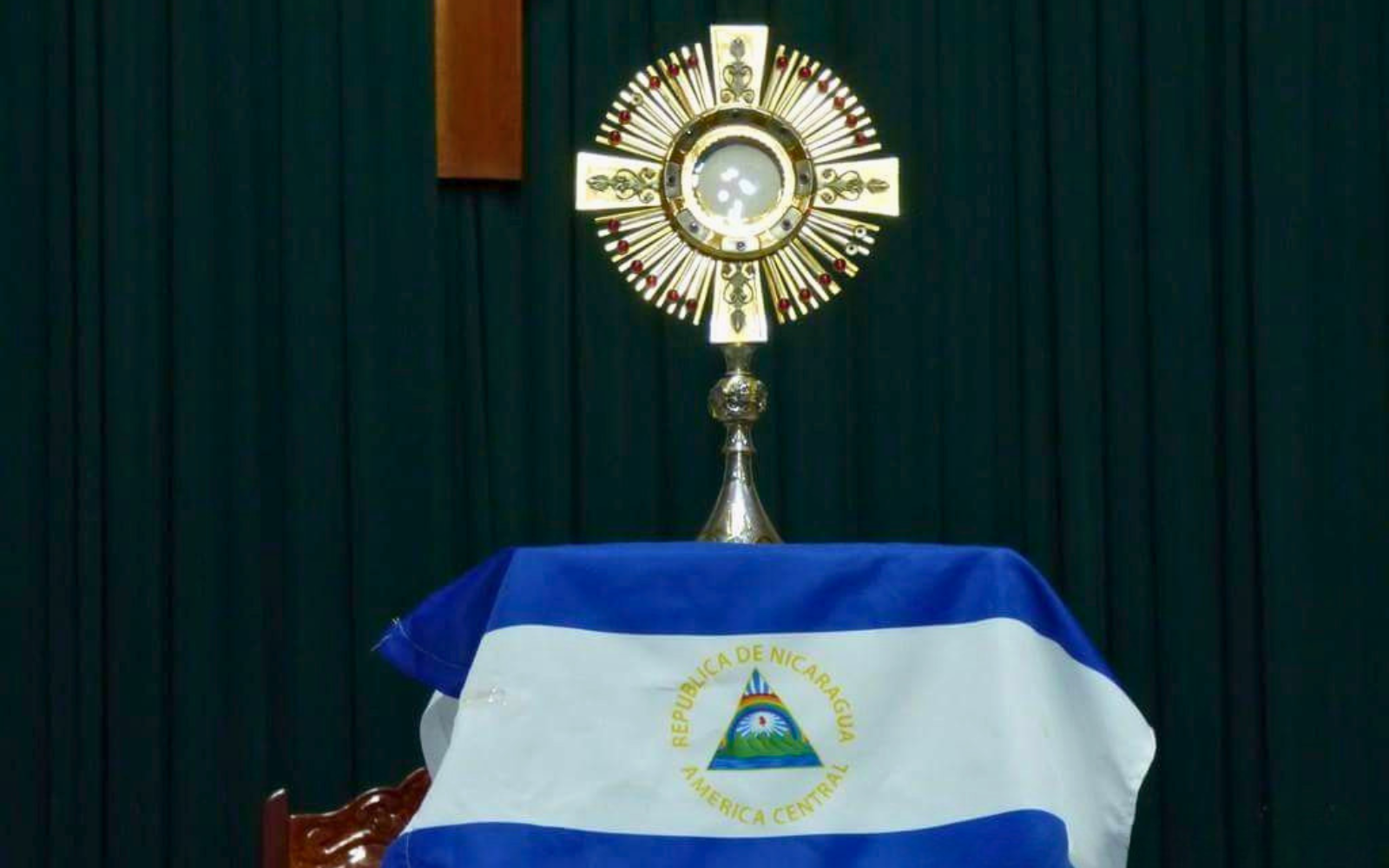 Hora Santa en julio de 2018 convocada por la Diócesis de San Isidro en Costa Rica para pedir por la paz en Nicaragua. Crédito: Diócesis de San Isidro.