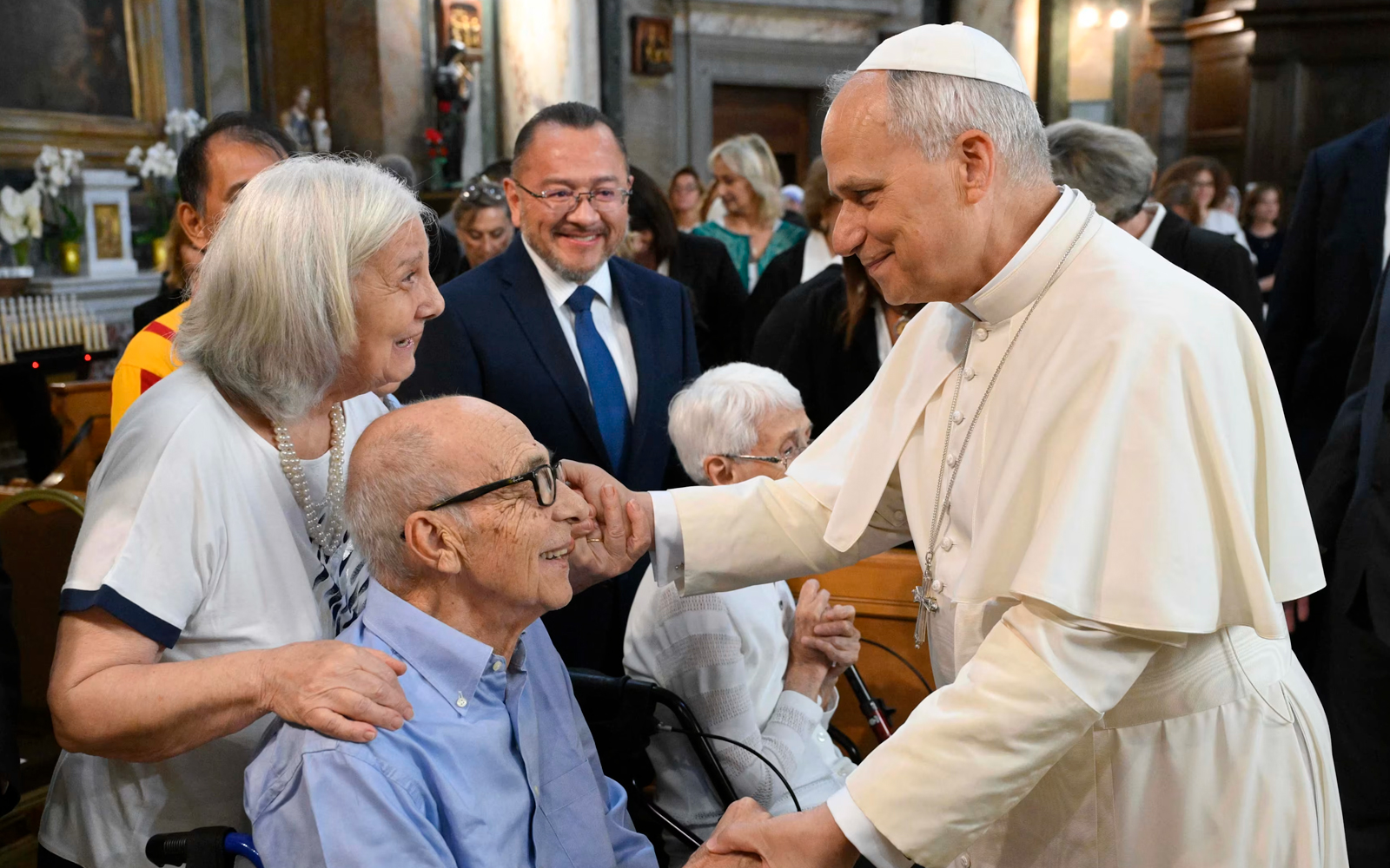 El Papa León XIV conversa con una pareja en la iglesia de Santa Ana en el Vaticano el 21 de septiembre de 2025. | Crédito: Vatican Media