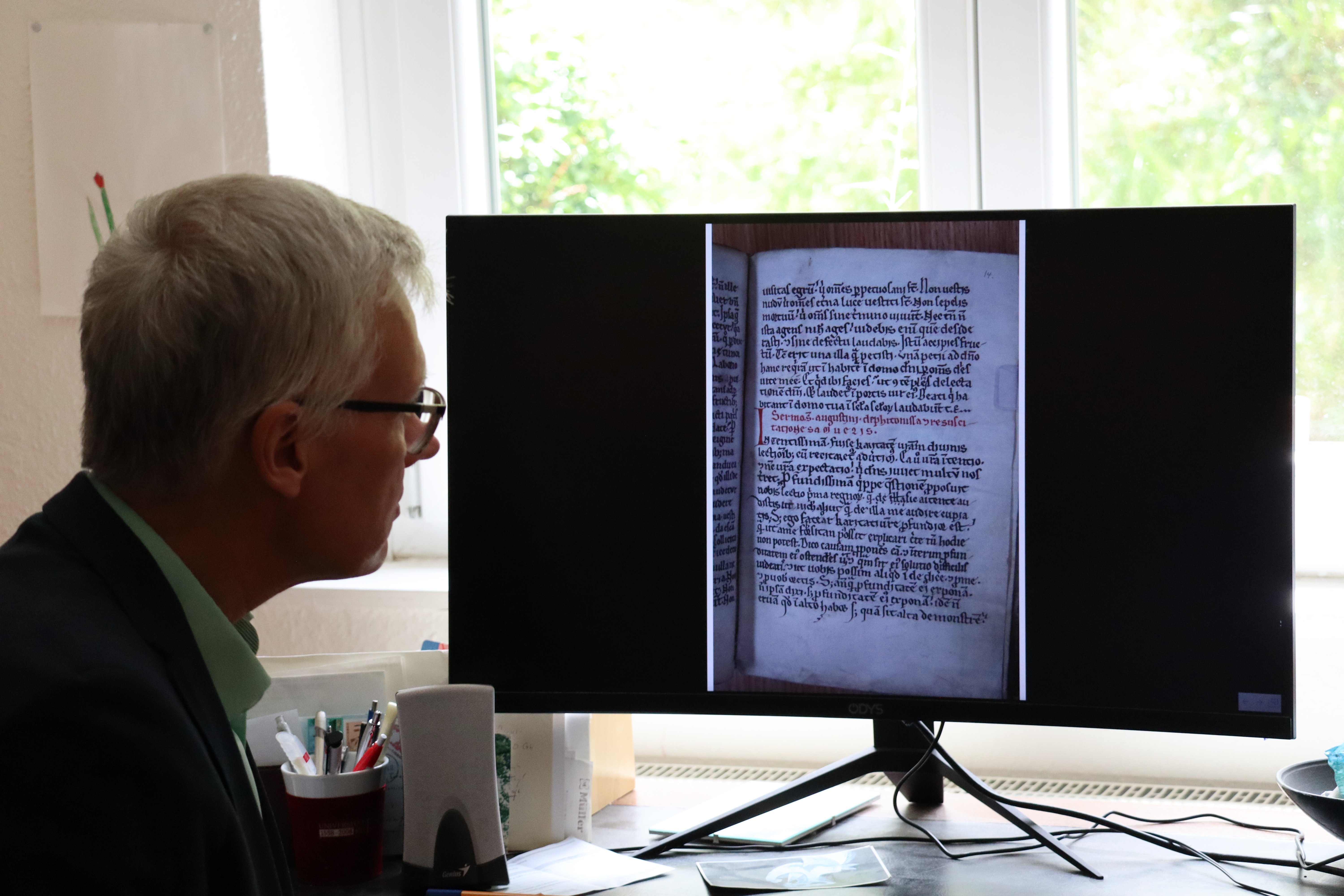 El profesor Christian Tornau, profesor de latín en la Universidad de Würzburg, en Alemania, leyendo el manuscrito en la pantalla. Crédito: Cortesía Prof. Tornau