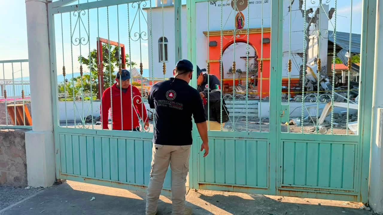 Personal de Protección Civil haciendo labores de inspección el 26 de julio en la Parroquia de Nuestra Señora de Guadalupe en Cocula, Guerrero, luego de la explosión. Crédito: Ayuntamiento Municipal de Cocula.