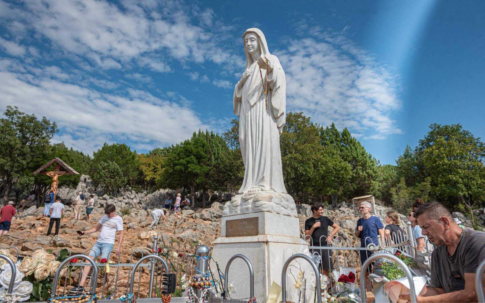 Fieles rezan en el Monte de las Apariciones (Podbrdo) ante la imagen de la Virgen María, Reina de la Paz, en Medjugorje, el  24 de agosto de 2025. Crédito: KSikorski/Shutterstock.