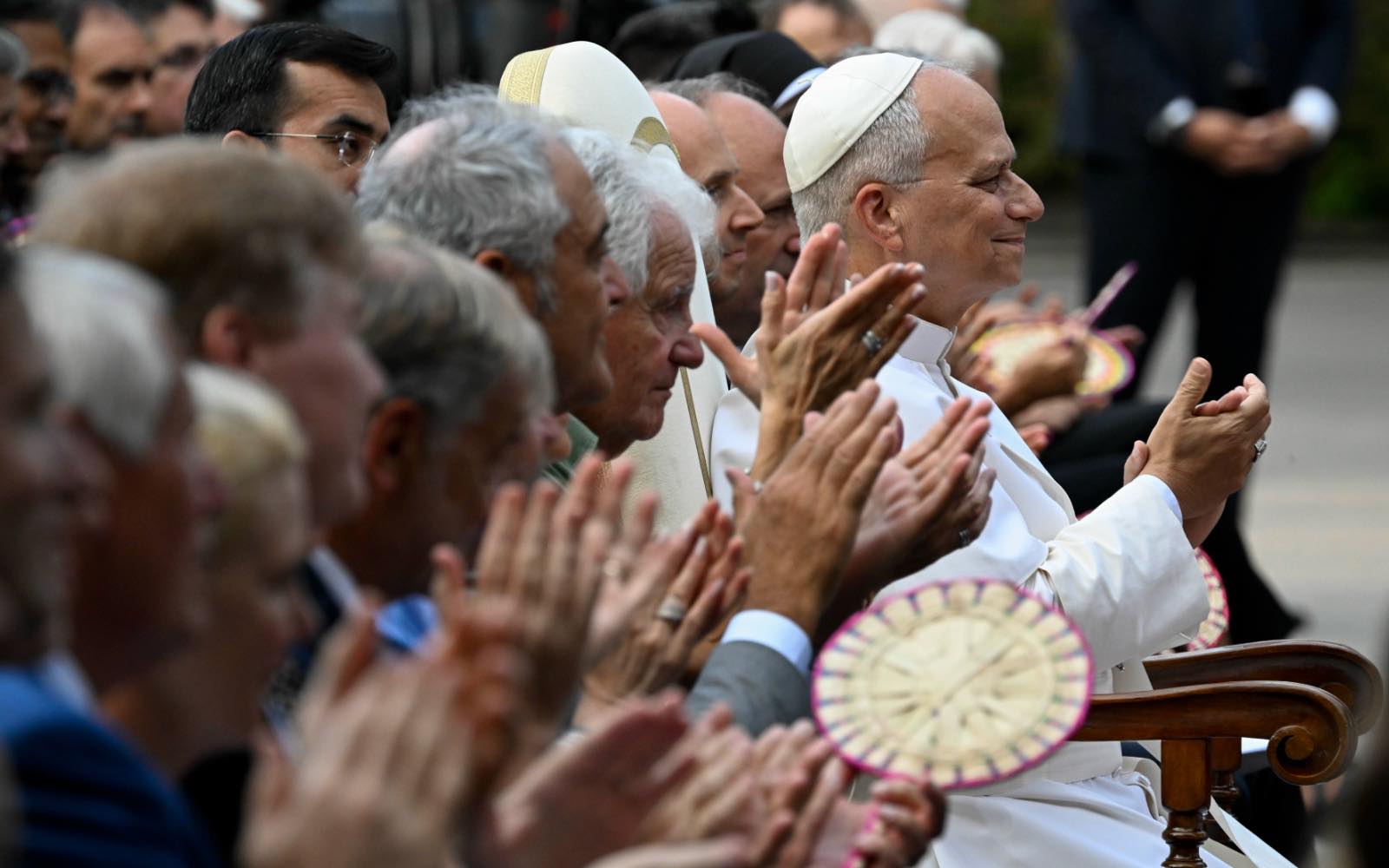 El Papa León XIV aplaude durante el encuentro de oración y fraternidad “Cántico de la Paz”, celebrado el 29 de julio de 2026 en el Borgo Laudato Si’, en Castel Gandolfo. Crédito: Vatican Media.
