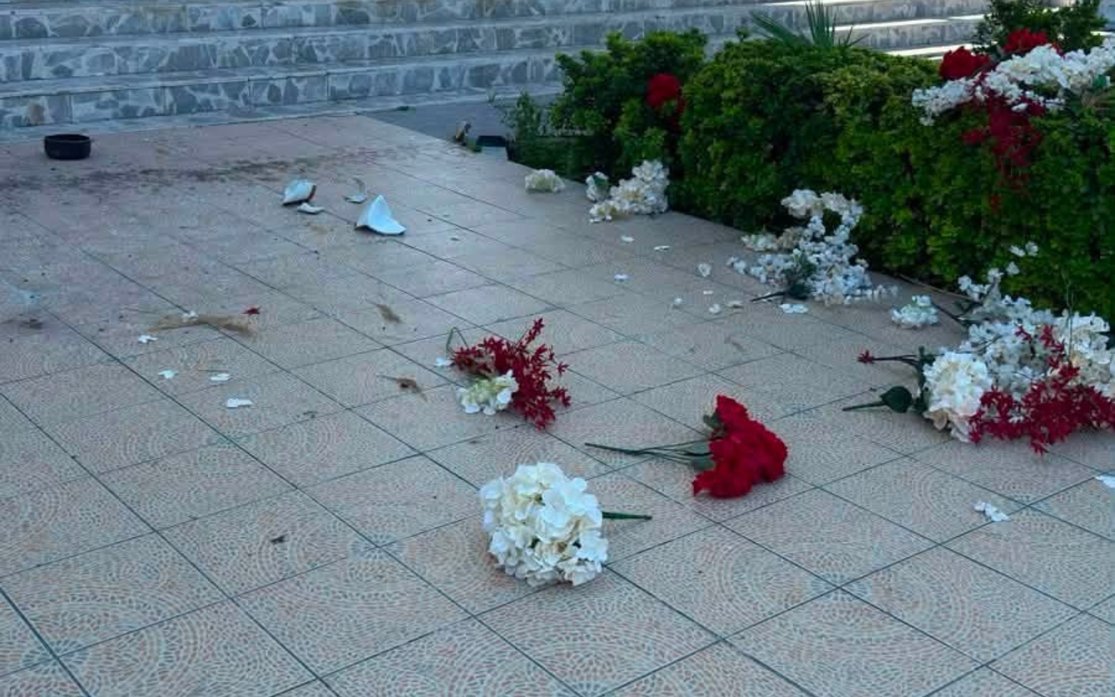 Destrozo de floreros durante los actos de vandalismo en la parroquia de San Buenaventura, el 28 de julio. Crédito: Parroquia de San Buenaventura.
