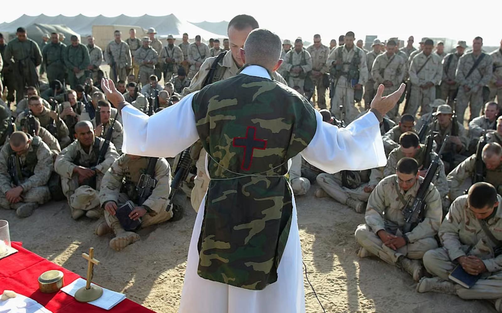 El P. Bill Devine, capellán de la Infantería de Marina de Estados Unidos, ofició una Misa para los infantes de marina de la 1ª División de Infantería de Marina el 23 de febrero de 2003 en Kuwait. | Crédito: Robert Nickelsberg/Getty Images.