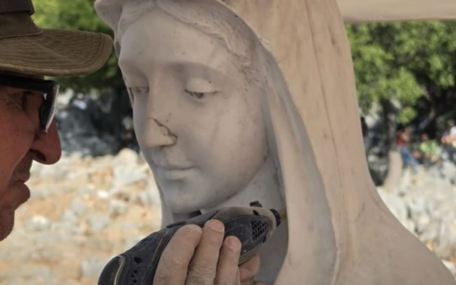 Trabajos de restauración de la imagen vandalizada en Medjugorje. | Crédito: Instagram @centermirmedjugorje
